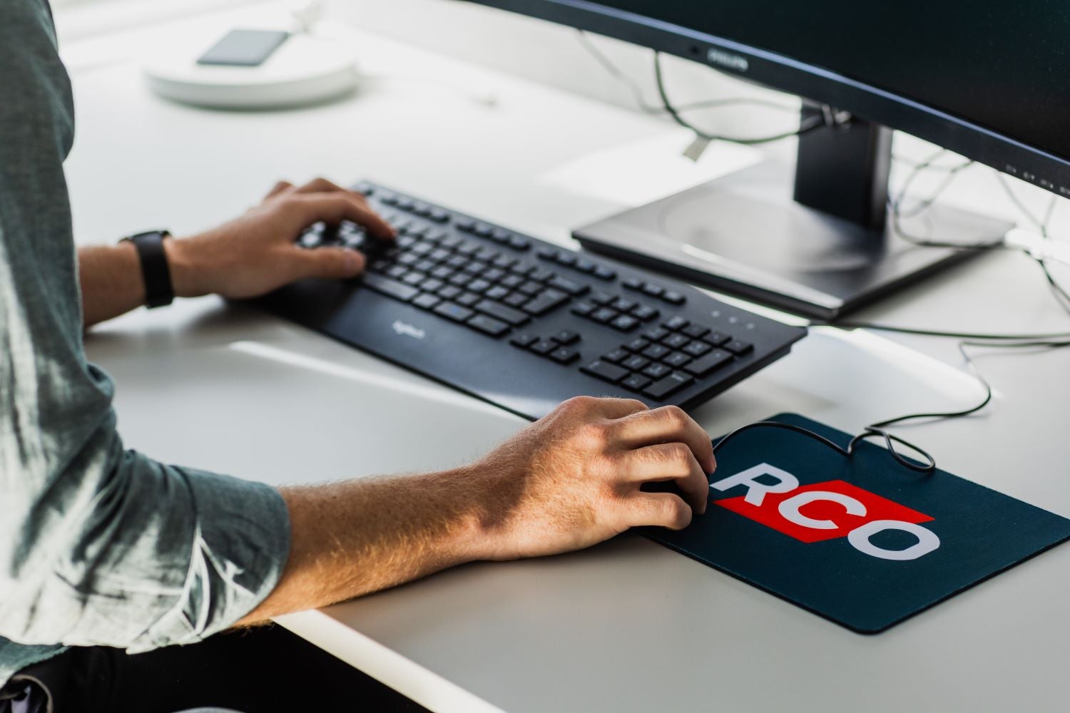 Hender på tastatur og mus